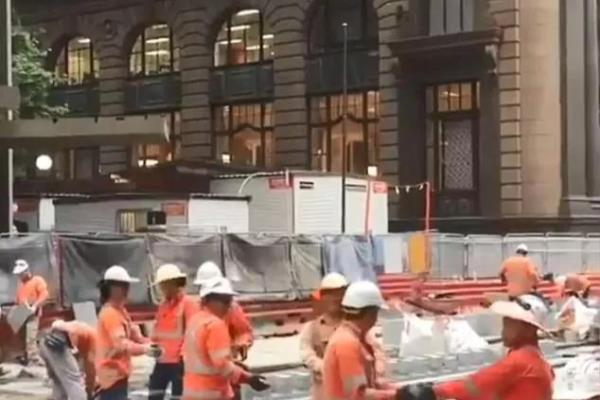 澳洲电工叫一次多少钱（在澳洲做电工一年收入多少）.
