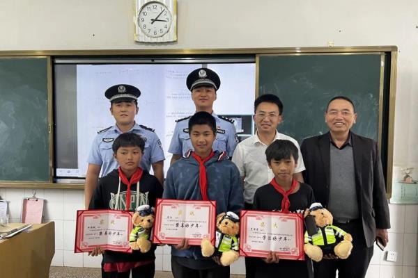 送移民的朋友什么礼物（来自移民管理警察的毕业礼物）.