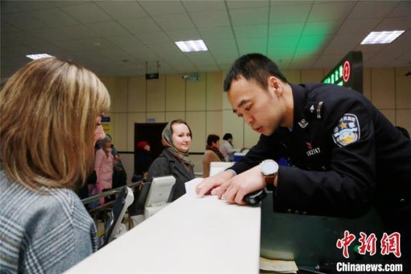 移民管理基础业务知识读本（中国移民管理警察守边城）.