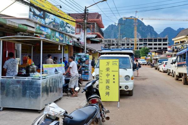 老挝中国人多吗（十万湖南人称霸老挝商场）.