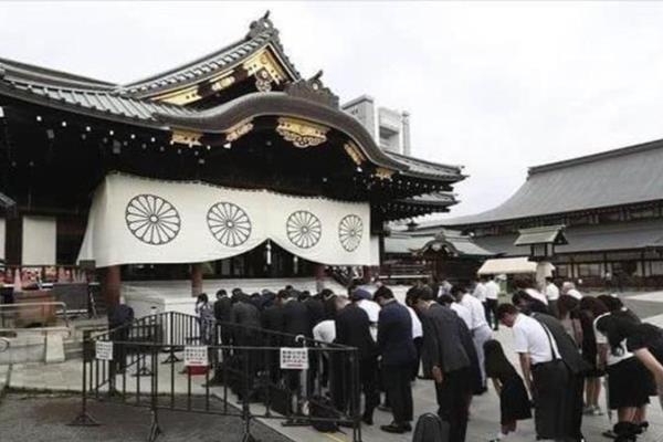 中国人烧日本神社是真的吗（2011年中国小伙火烧靖国神社）.